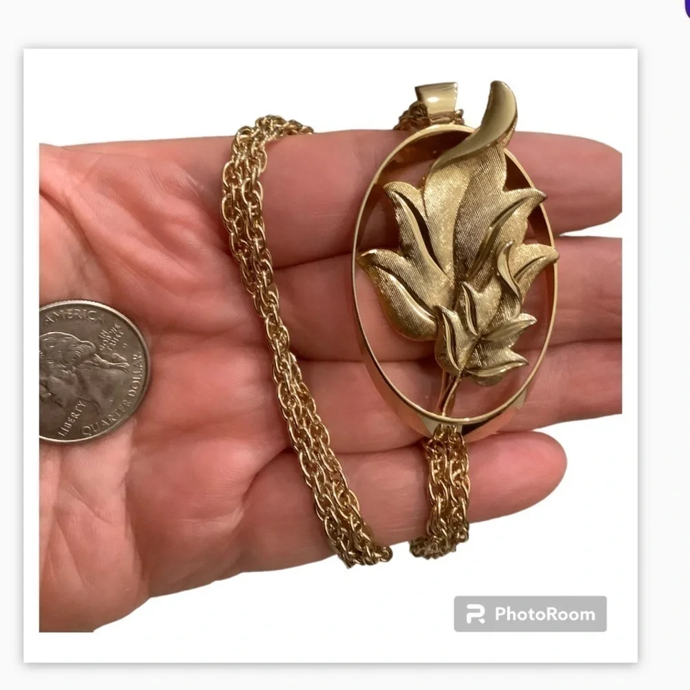 Gold Tone Leaf pendant 24” Fashion necklace
